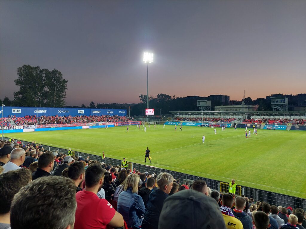 Zdjęcie Stadionu Rakowa Częstochowa Autorstwa Carl92 – Praca własna, CC BY-SA 4.0, https://commons.wikimedia.org/w/index.php?curid=109902865