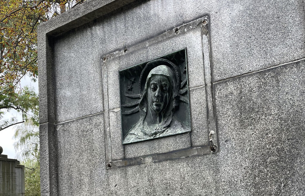 widok uszkodzonego nagrobka