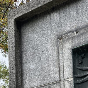 widok uszkodzonego nagrobka - fragment